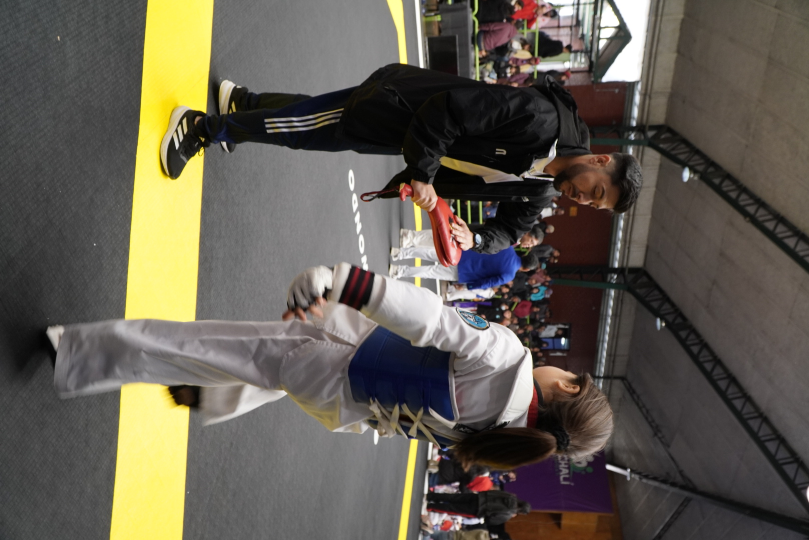 Maestro Rodrigo Saez preparando a una competidora femenina.